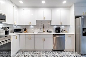 Refrigerador, microondas, horno, placa de cocina