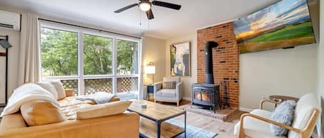 Televisie, een open haard, boeken en een kantoor