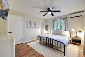 3 habitaciones, escritorio y tabla de planchar con plancha 