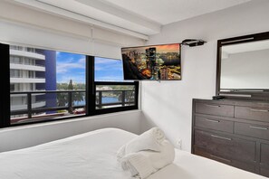 2 habitaciones, tabla de planchar con plancha y cuna de viaje