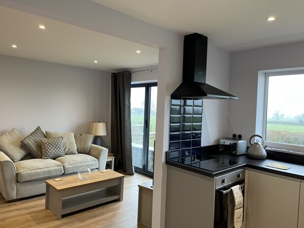 Réfrigérateur, four à micro-ondes, un four, surface de cuisson