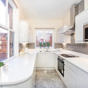 Kjøleskap, mikrobølgeovn, ovn og kokeplater