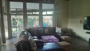 Casa, 3 habitaciones, fumadores, piscina privada | Interior