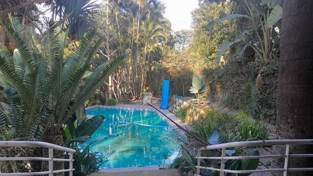 Una piscina al aire libre