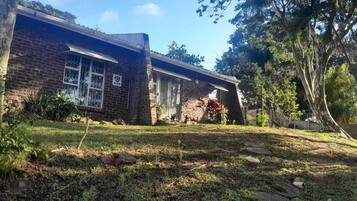 บ้านพัก, 3 ห้องนอน, สูบบุหรี่ได้, สระว่ายน้ำส่วนตัว | สวน