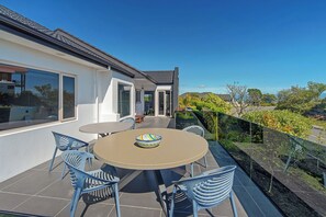 Outdoor dining - Seascape Escape - Experience Elegant Living Surrounded By Breathtaking Views! (Nelson)