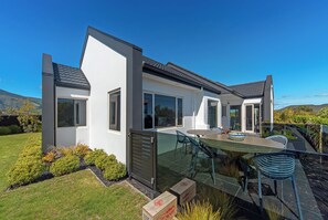 Outdoor dining - Seascape Escape - Experience Elegant Living Surrounded By Breathtaking Views! (Nelson)