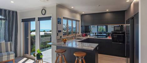 ثلاجة، ميكروويف، فرن، موقد طهي مسطح