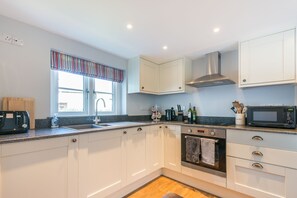 Fridge, microwave, oven, dishwasher - The Cranny | Winterton Cottages (Winterton-on-Sea)