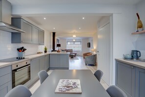 Fridge, microwave, oven, dishwasher - Detached Bungalow Near Beach & Dog Friendly (Winterton-on-Sea)