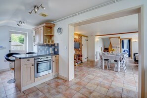 Kühlschrank, Mikrowelle, Ofen, Geschirrspüler