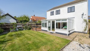 A two-story house with a large glass conservatory attached to the main building. - Sanderlings | Dog Friendly Family House, 5 Mins to Winterton Beach (Winterton-on-Sea)