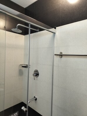 Douche, douche à « effet pluie », sèche-cheveux, serviettes fournies