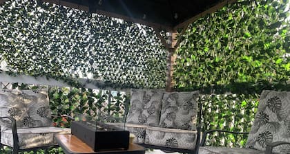 Private House in quiet neighbourhood - hot tub - yard & secure garage parking