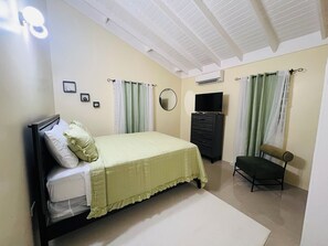 2 soverom, skrivebord, strykejern/-brett og wi-fi