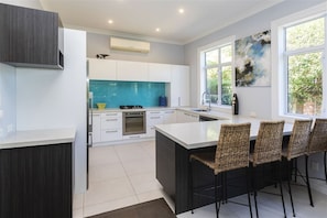 Fridge, dishwasher - Holiday home in Merivale Christmas Holiday break  (Christchurch)