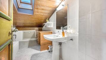 Een douche, een haardroger, handdoeken