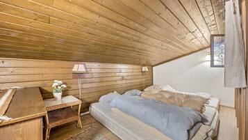 3 bedrooms, bed sheets