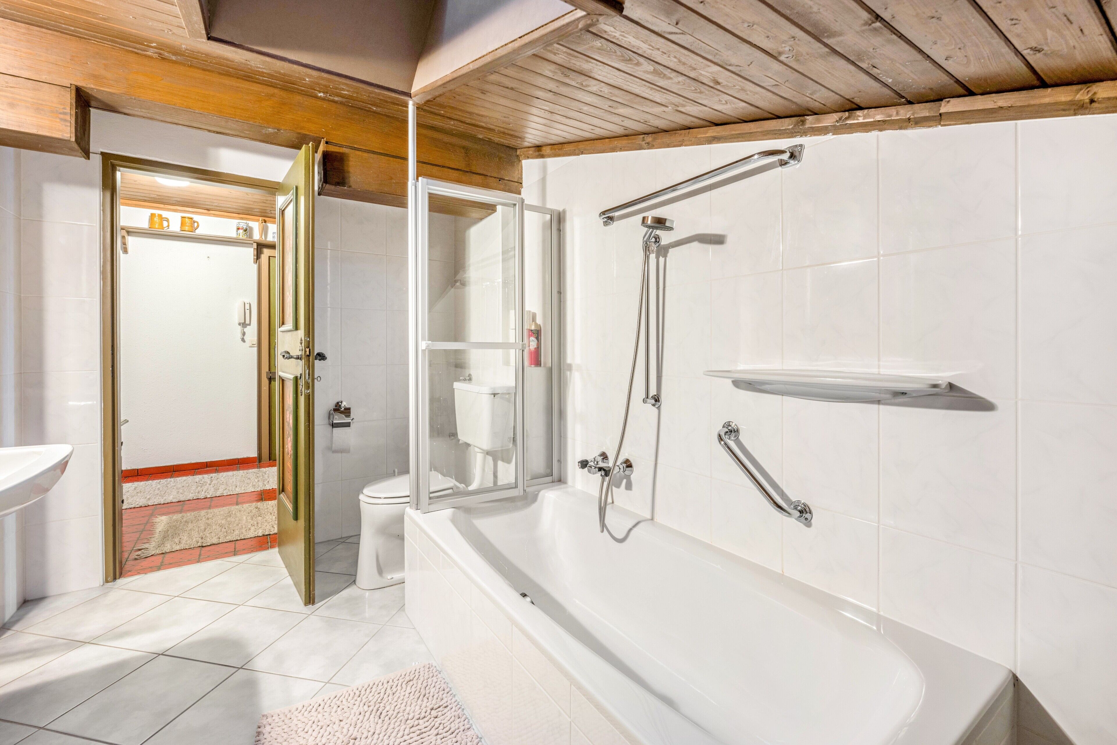 Ein Badezimmer mit Badewanne, Dusche und Toilette.