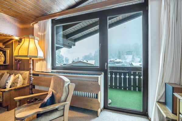 TV - Maxls Stubn: Charming vacation apartment with a unique “Räuberhöhle” for children (Maria Alm)