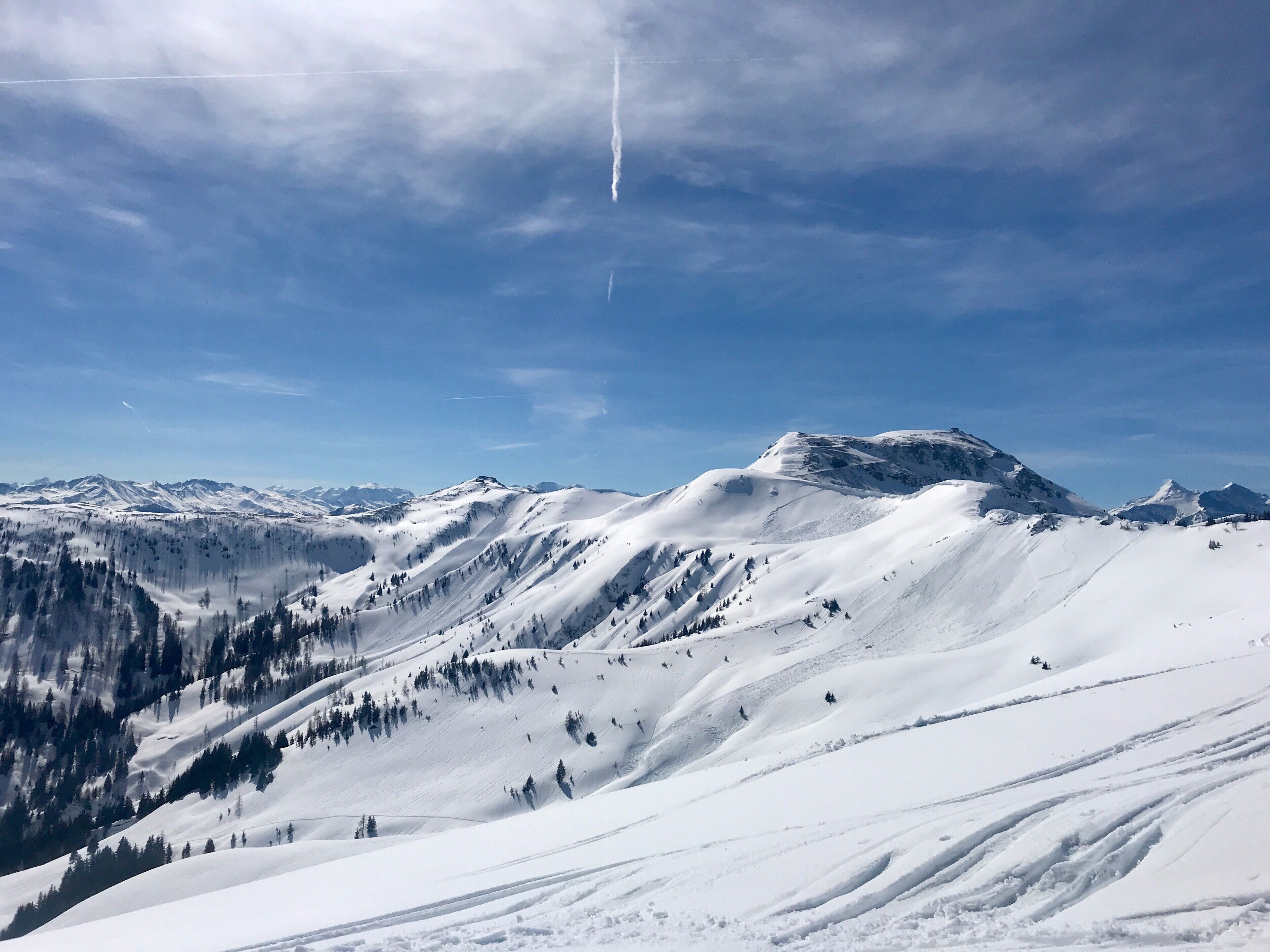 Un paysage montagneux enneigé sous un ciel dégagé.