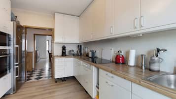 Frigorífico, microondas, horno y placa de cocina