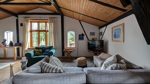 TV, fireplace, stereo