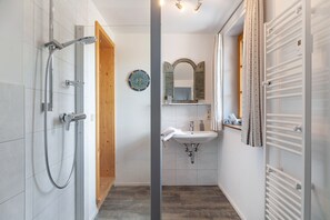 Shower, hair dryer, towels - Guest room 'Beim Posthalter' with mountain view and Wi-Fi (Oberammergau)