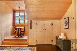 Interior - Guest room 'Beim Posthalter' with mountain view and Wi-Fi (Oberammergau)