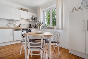 Fridge, microwave, oven, stovetop - Holiday Apartment 'Inselliebe Rügen' with Balcony, Ahoi Pool & Sauna Included (Sellin)