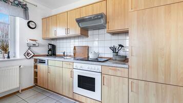 Fridge, oven, stovetop, dishwasher