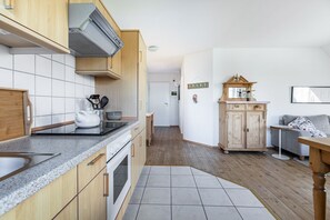 Kjøleskap, ovn, kokeplater og oppvaskmaskin