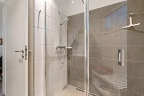 Shower, hair dryer, towels - Apartment 'Seeschwalbe' with Sea View, Balcony and Wi-Fi (Kappeln (Port Olpenitz))