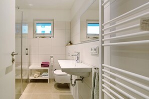 Suihku, hiustenkuivaaja, pyyhkeet