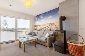 TV, fireplace - Apartment 'Seeschwalbe' with Sea View, Balcony and Wi-Fi (Kappeln (Port Olpenitz))