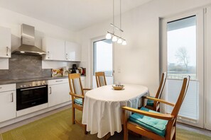 Fridge, microwave, oven, stovetop - Apartment 'Seeschwalbe' with Sea View, Balcony and Wi-Fi (Kappeln (Port Olpenitz))