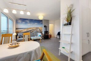 Una televisión, una chimenea