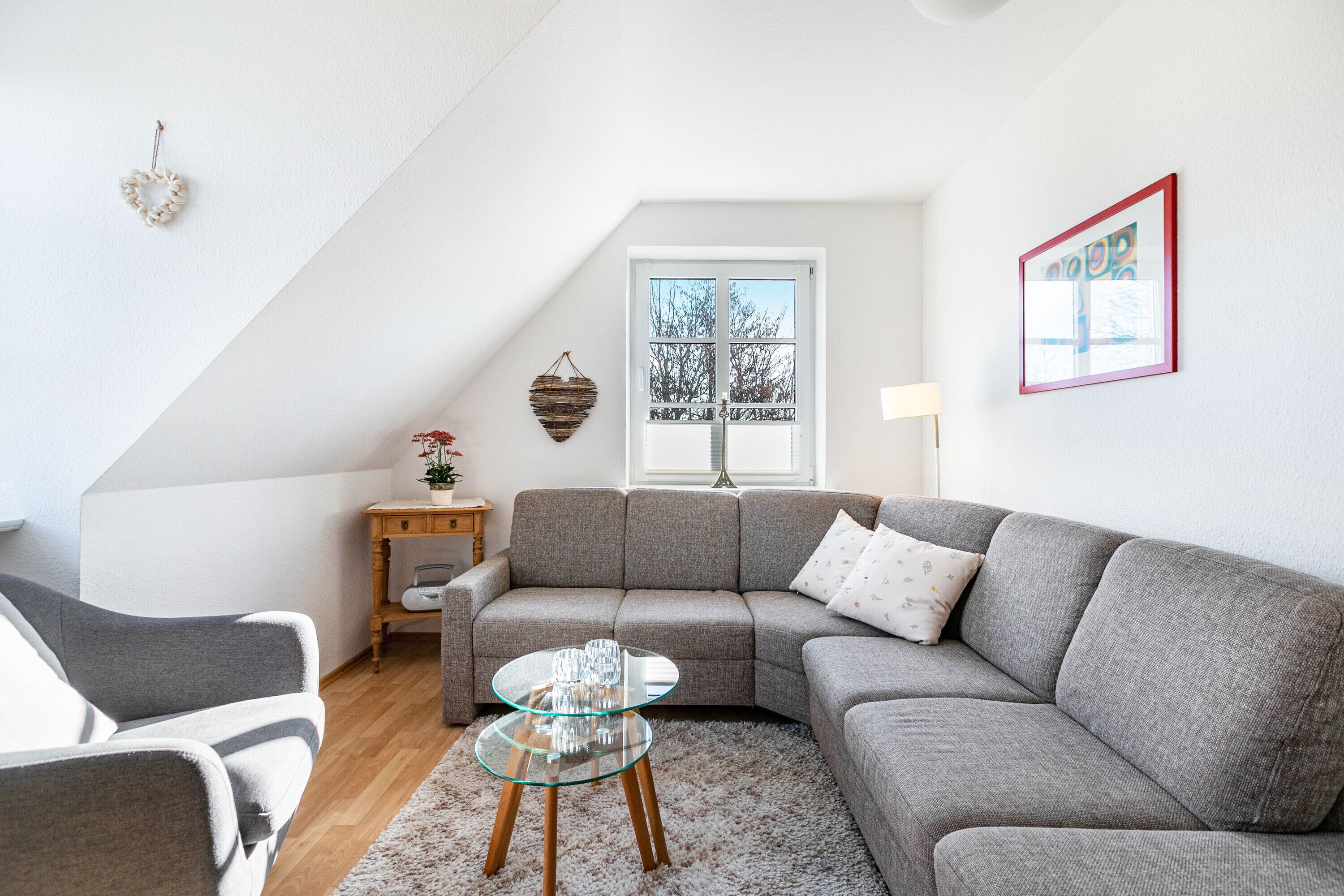 Una televisión, un reproductor estéreo