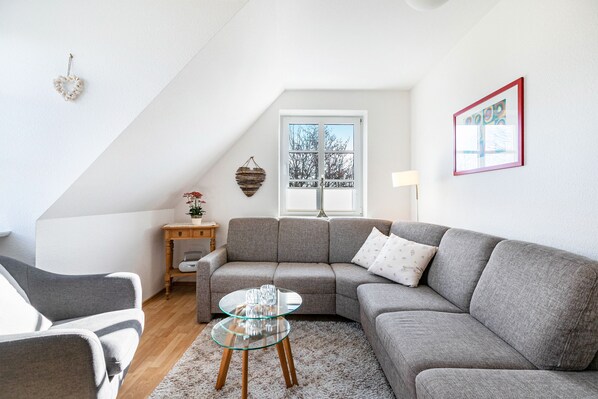 Una televisión, un reproductor estéreo