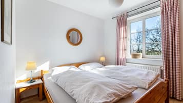 2 bedrooms, iron/ironing board, free WiFi, bed sheets