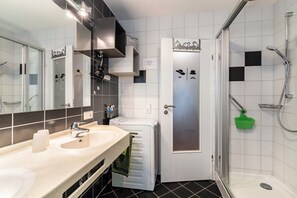Douche, séchoir à cheveux, serviettes fournies
