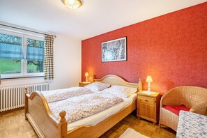 2 bedrooms, iron/ironing board, free WiFi, bed sheets