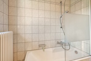 Shower, hair dryer, towels - Apartment 'Ferienwohnung Talblick' with Mountain View, Shared Terrace and Wi-Fi (Elzach)