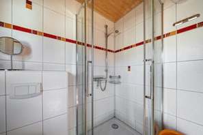 Douche, sèche-cheveux, serviettes fournies