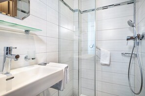 Shower, hair dryer, towels - Room 'Zimmer 11' with Shared Terrace, Shared Garden and Wi-Fi (Ebenweiler)