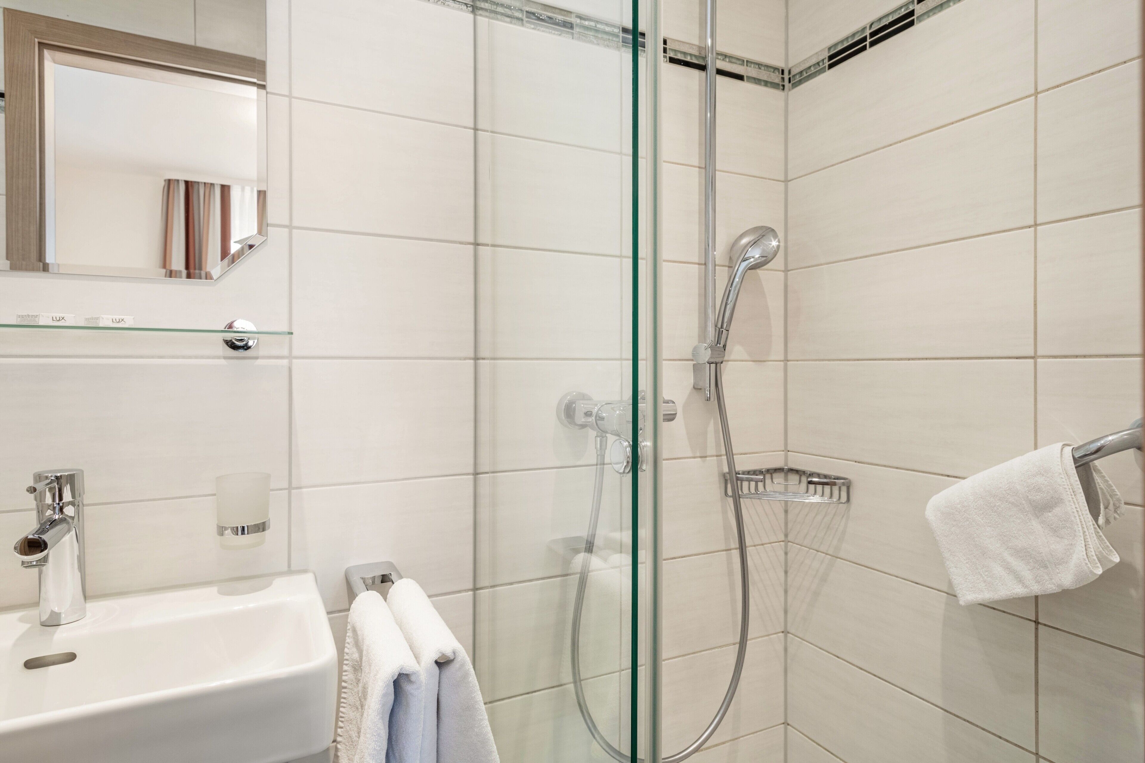 Dusche, Haartrockner, Handtücher