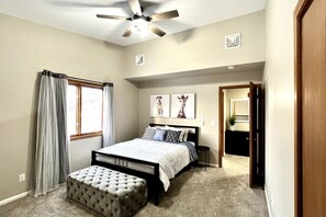 2 slaapkamers, een bureau, een strijkplank/strijkijzer, wifi