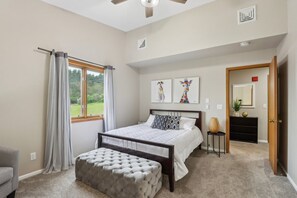 2 bedrooms, desk, iron/ironing board, WiFi