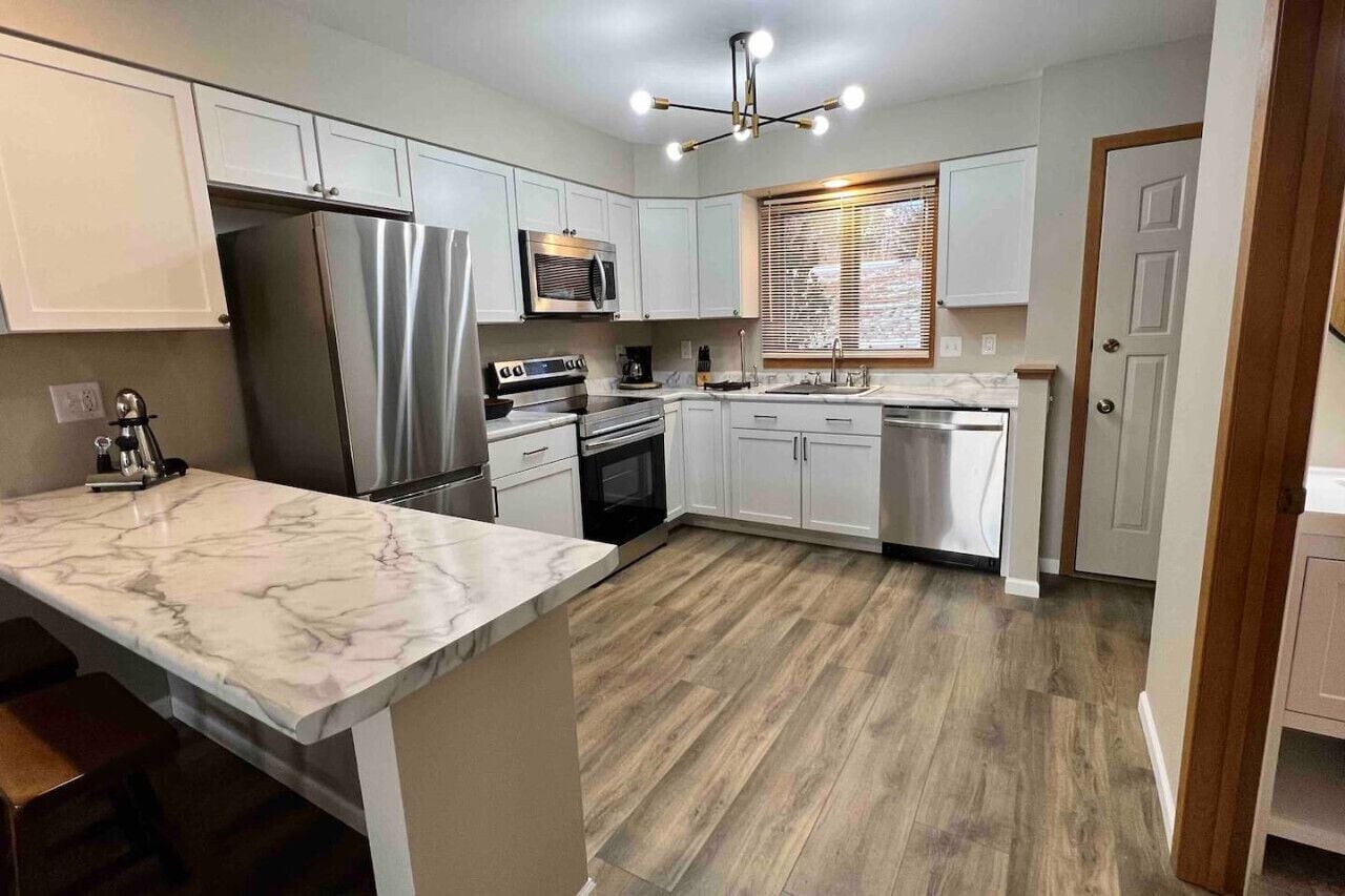 Kjøleskap, mikrobølgeovn, ovn og kokeplater