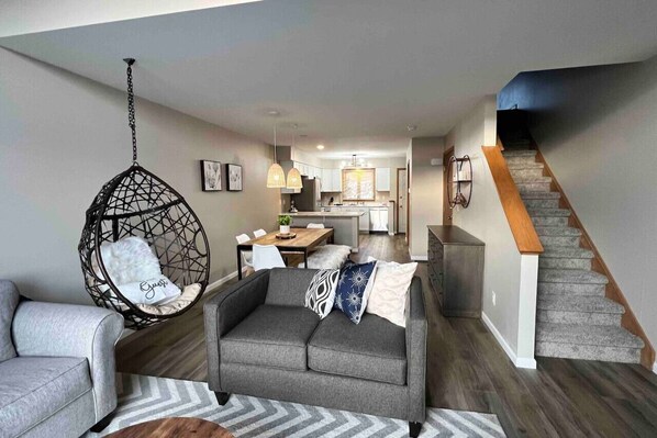 Televisión, chimenea, videojuegos, mesa de ping pong